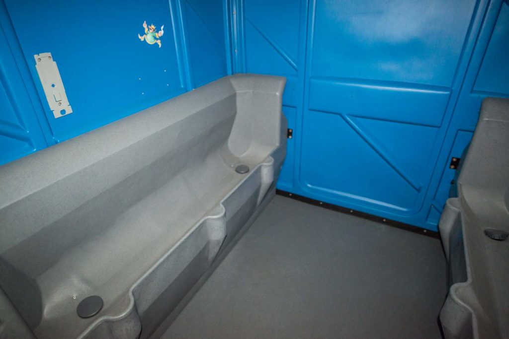WC-6er-Urinal-Kabine-blau-innenansicht-1-kini-bayern-oberland