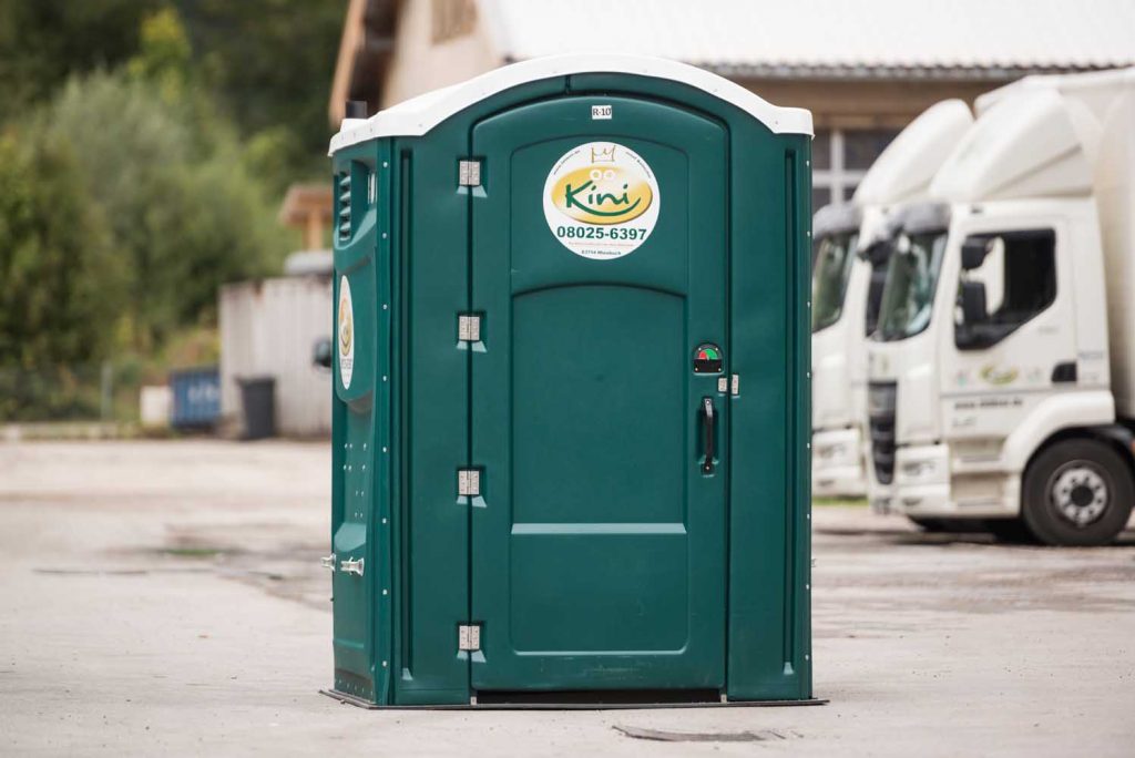 WC-Kabine-rollstuhlgerecht-liberty-grün-aussenansicht-robust-dixi-klo-mieten-barrierefrei-bayern-oberland