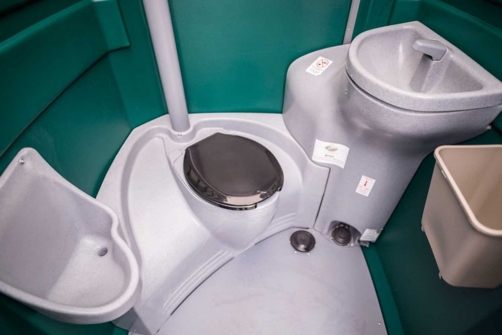 innenraum-von-oben-00kini-toilette-urinal-waschbecken