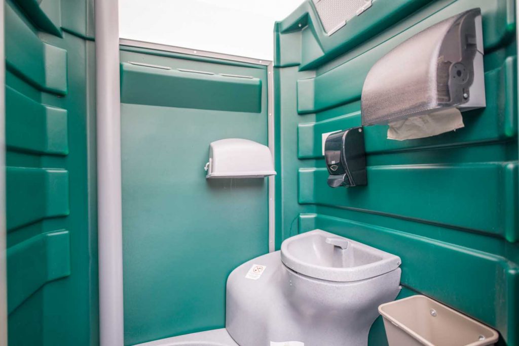 00kini-innenraum-mobile-toilette-waschbecken-papierspender