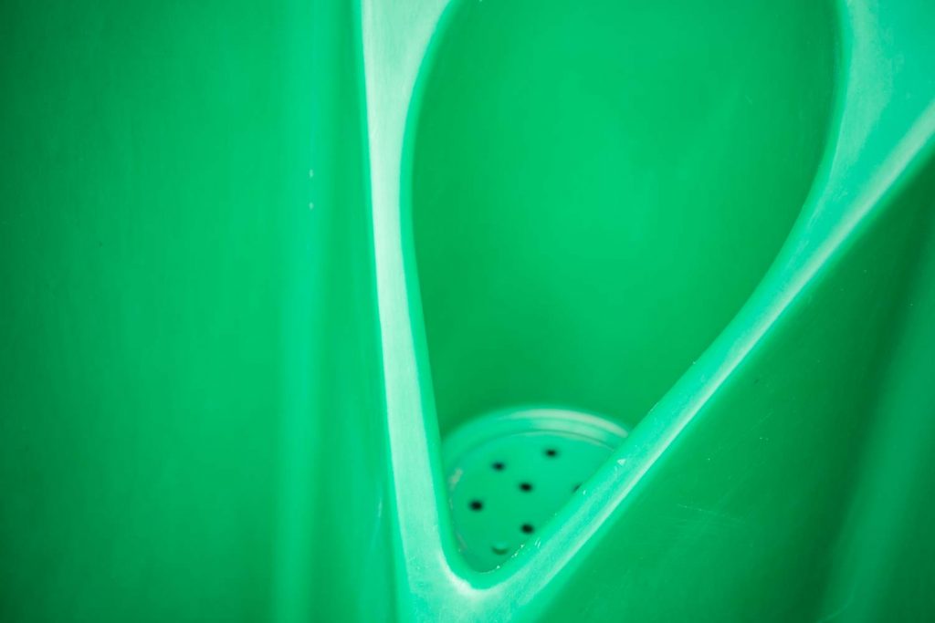 WC-Urinal-quattro-grün-makroaufnahme-kini-bayern-oberland