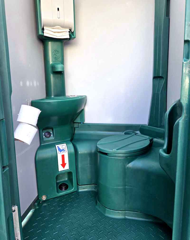 mobiles-klo-mit-waschbecken-von-innen-00Kini-miesbach