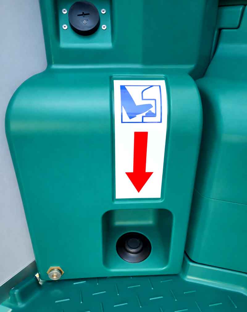 mobiles-klo-von-innen-mit-frischwasser-00kini-miesbach