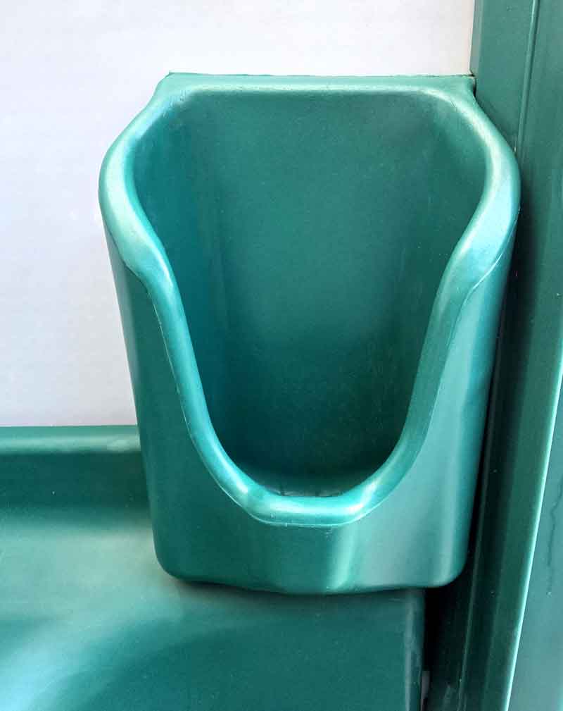 mobiles-klo-von-innen-mit-urinal-00Kini-miesbach